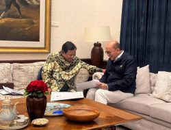 Presiden Prabowo menerima Menteri Investasi sekaligus CEO Danantara, Rosan Roeslani di kediaman Kertanegara pada hari Sabtu malam, 27 Desember 2025.
