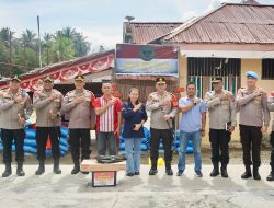 Tinjau Pos Kamtibmas Masamba, Kapolda Sulteng Serahkan Bantuan ke Warga Desa Saatu