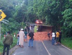 Diduga Tak Kuat Menanjak, Truk Bermuatan Batu Merah Terguling di Pendakian Tamborasi