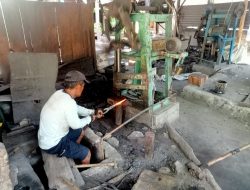 Pandai Besi Desa Pamboborang Butuh Perhatian Pemerintah, Hamzah Berharap Bantuan Mesin Penempah