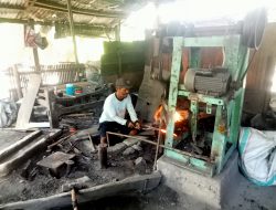 Menjaga Bara Tradisi Penempaan Besi, Warga Desa Pamboboran Bertahan Hidup Sejak Zaman Kerajaan