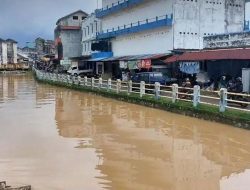 Volume air di aliran sungai yang berada di sekitar Pasar Mentok, Kecamatan Mentok, Kabupaten Bangka Barat hampir meluap dan menyamai tinggi jalan aspal, pada Selasa (9/12/2025) pagi.