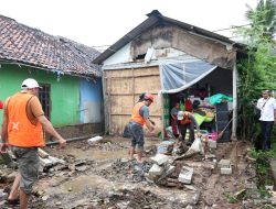 Bupati Tangerang Kunjungi Rumah Roboh Warga Akibat Hujan dan Angin di Kresek