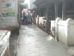 Merasa tak tersentuh APBDES. Puluhan Tahun  warga Klampok Kecamatan Wanasari Kabupaten Brebes. Perbaiki jalan dengan dana “iuran