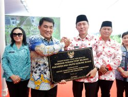 Gubernur Yulius Selvanus Serahkan Kunci Rumah Hunian Tetap bagi Pengungsi Gunung Ruang di Bolsel