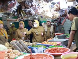 Wabup Intan Monitoring Stok dan Harga Komoditi Pokok di Pasar Kelapa Dua