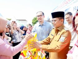 Antusiasme warga terlihat saat Pemerintah Provinsi (Pemprov) Banten menggelar Bazar Ramadan 1447 Hijriah di halaman Masjid Raya Al-Bantani, Kawasan Pusat Pemerintahan Provinsi Banten (KP3B), Kota Serang, Selasa (10/3/2026).