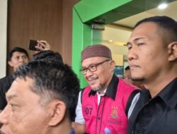 Mantan Kadis Kominfo Provinsi Gorontalo MR, usai diperiksa oleh Kejaksaan Tinggi Gorontalo pada kasus dugaan korupsi Command Center Video Wall.